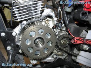 Bajaj Boxer вид двигателя со снятой левой крышкой