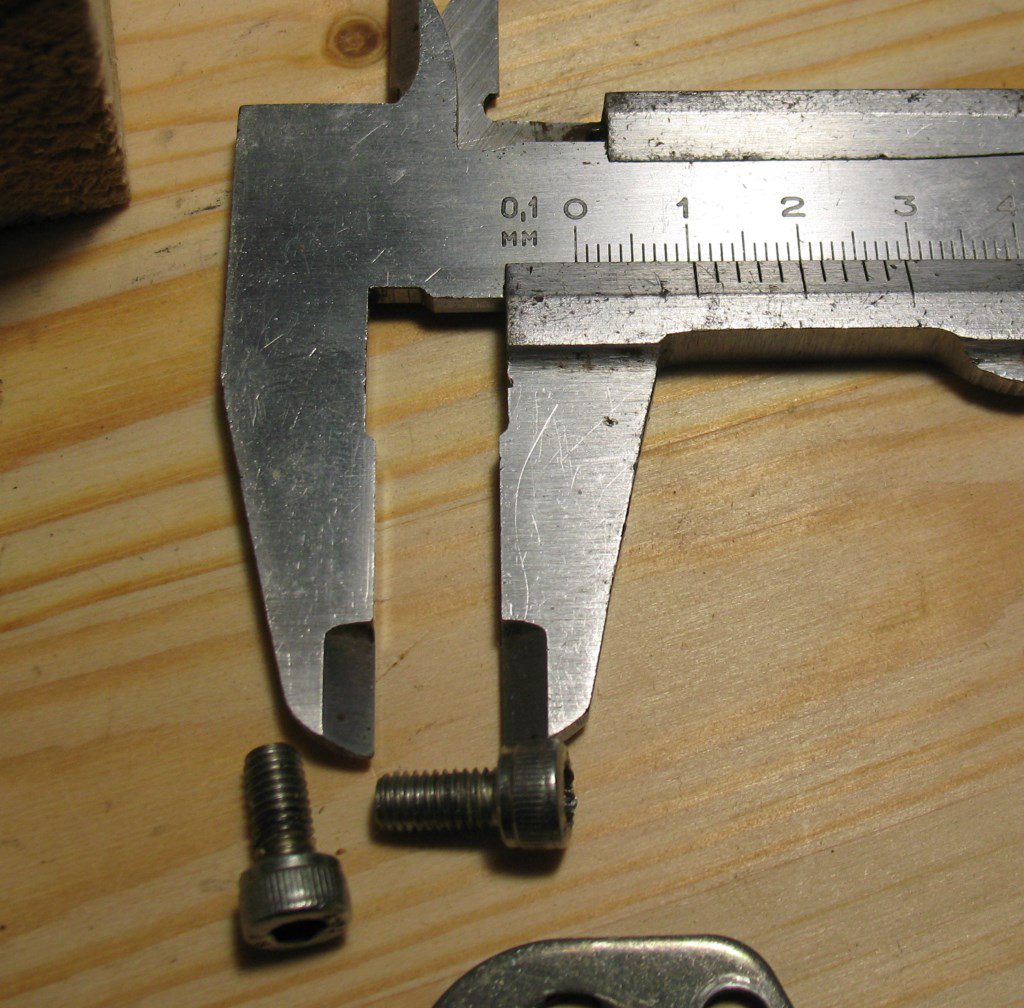 Крепежный болт М5*10 , ключ шестигранник на 4 мм 